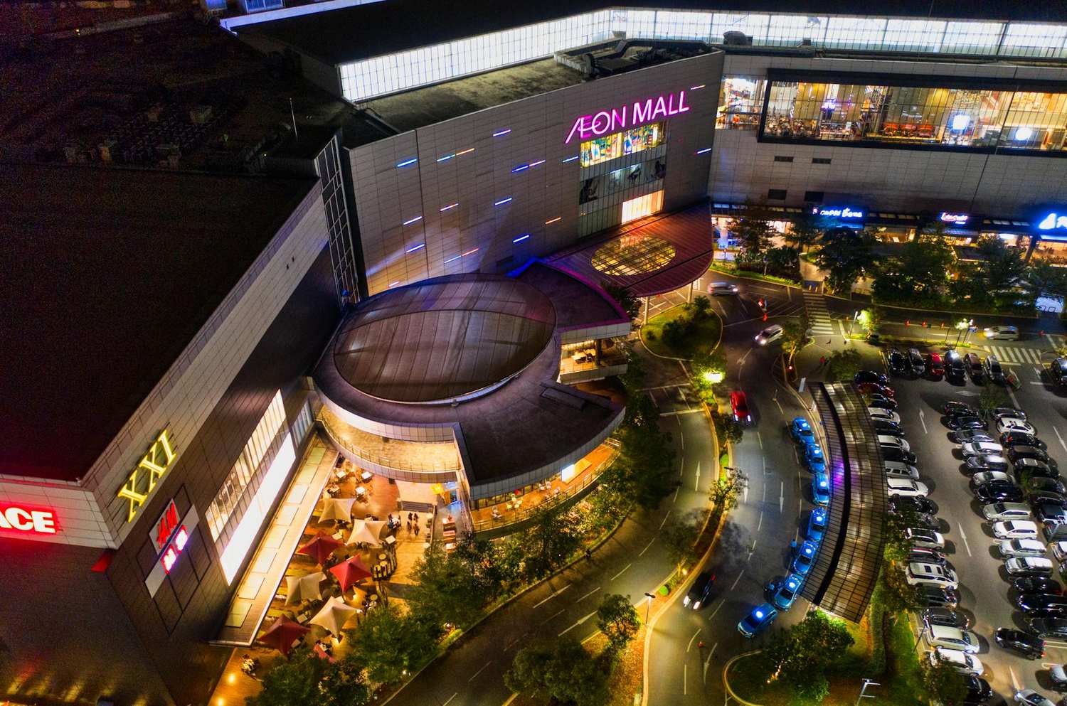 Aerial view of a large modern shopping mall building