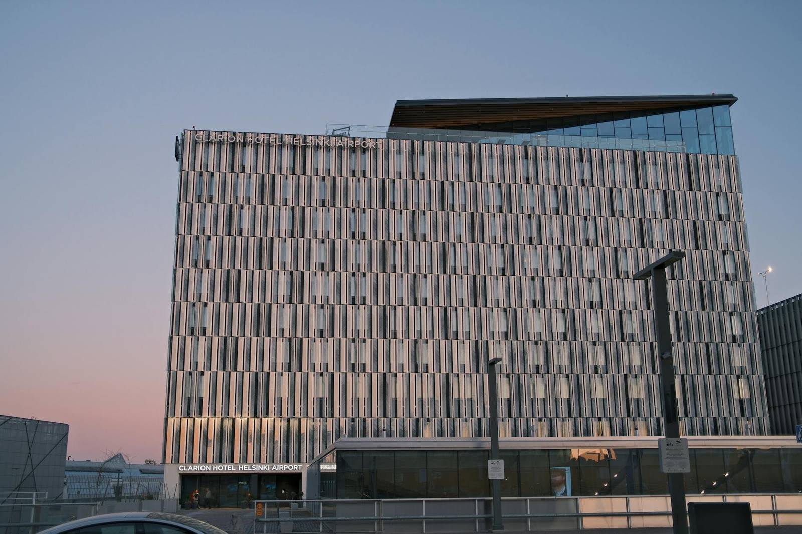 Auckland Airport hotels — luxury suites Pullman Holiday Inn