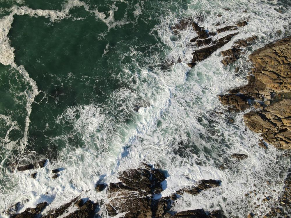 Karekare powerful surf — strong rip currents and waves