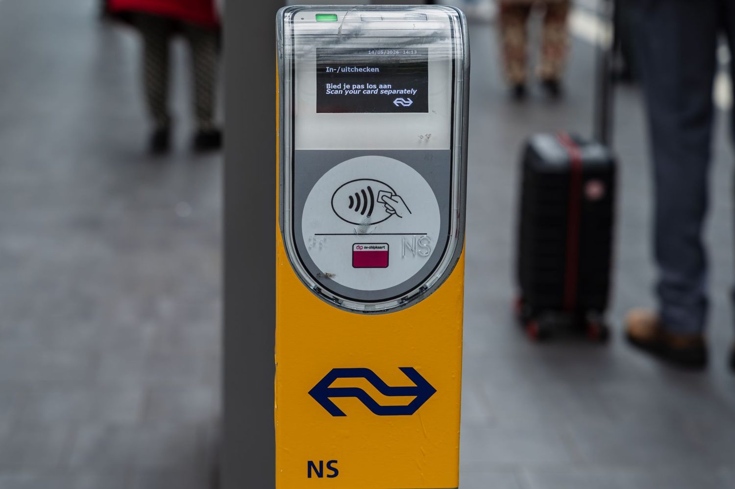 Tapping an AT HOP card on a bus reader in Auckland