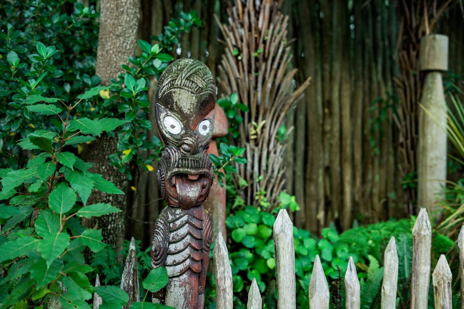 Auckland Maori culture experiences begin with carved whakairo telling Tamaki Makaurau ancestral stories