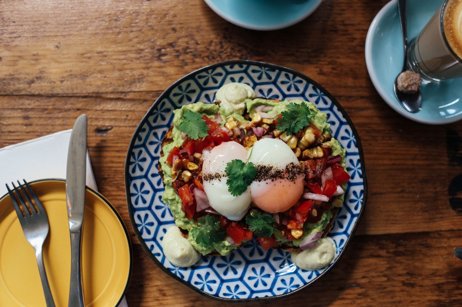 Best brunch in Auckland - eggs benedict at a cafe table