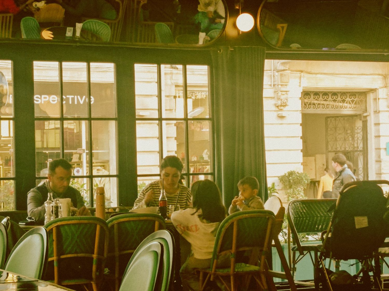 Best family restaurants in Auckland with kids at the table