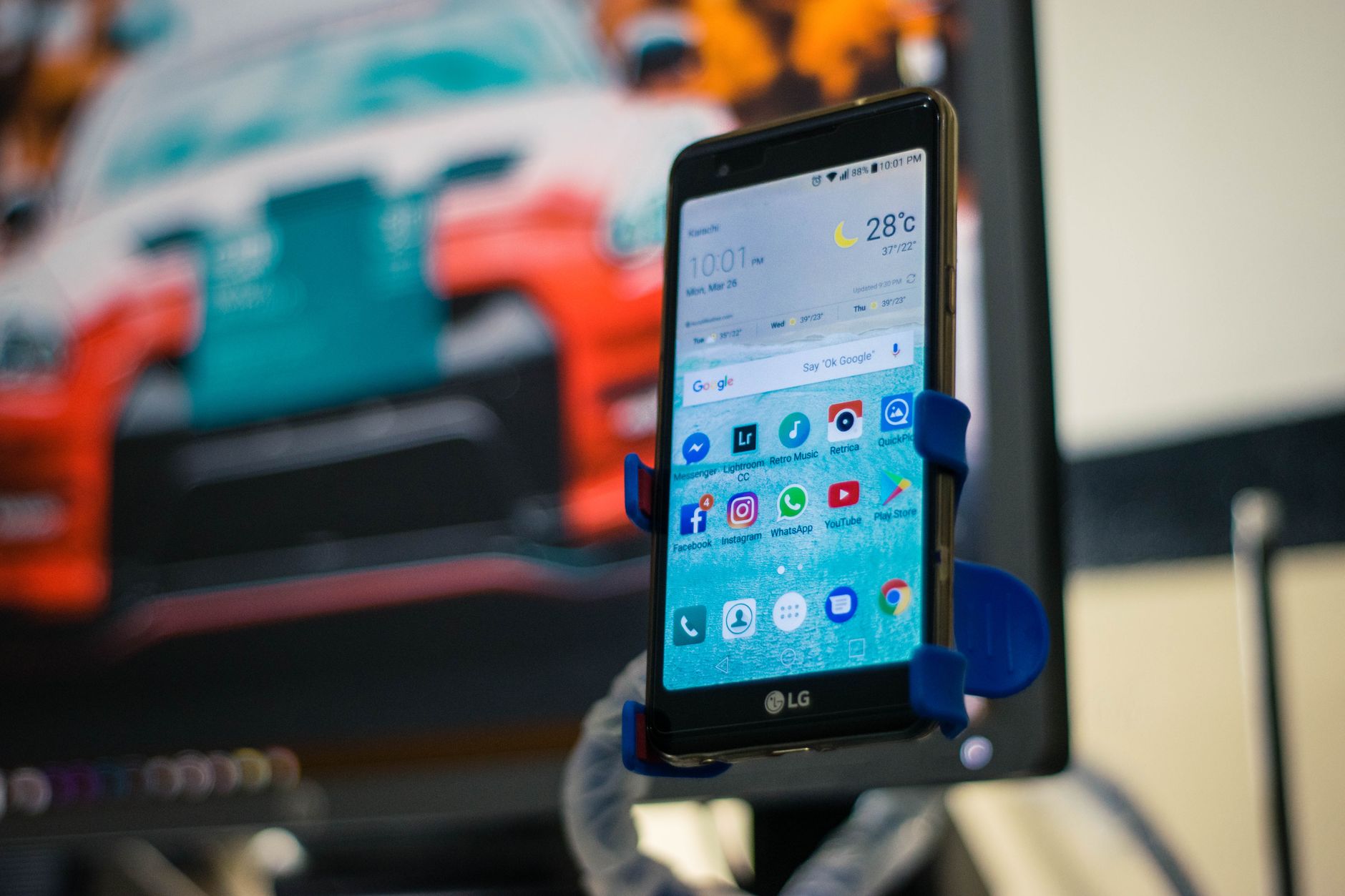 A rideshare app open on a phone before an Auckland pick-up